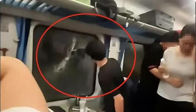 乘客晕倒后有人砸窗自救；西宁曹家堡机场：正介入调查麻将胡了试玩机场摆渡车挤满人疑没开空调闷热难耐女(图2)