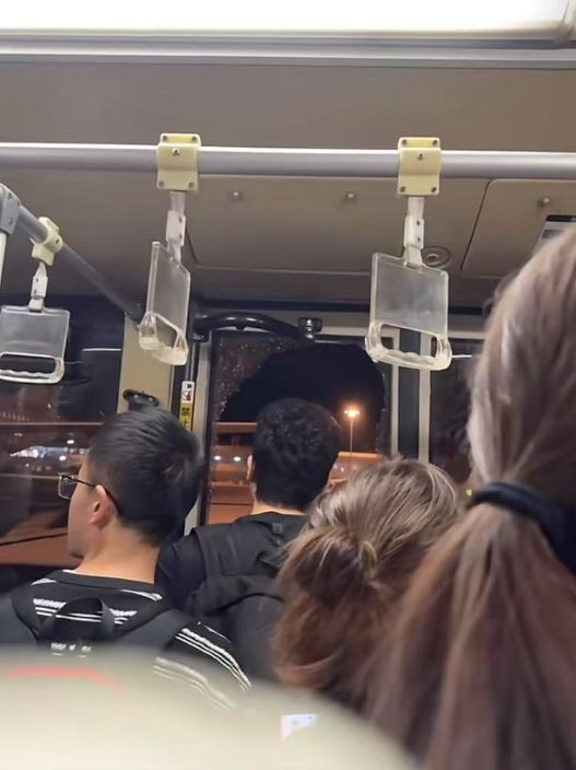 乘客晕倒后有人砸窗自救；西宁曹家堡机场：正介入调查麻将胡了试玩机场摆渡车挤满人疑没开空调闷热难耐女(图1)