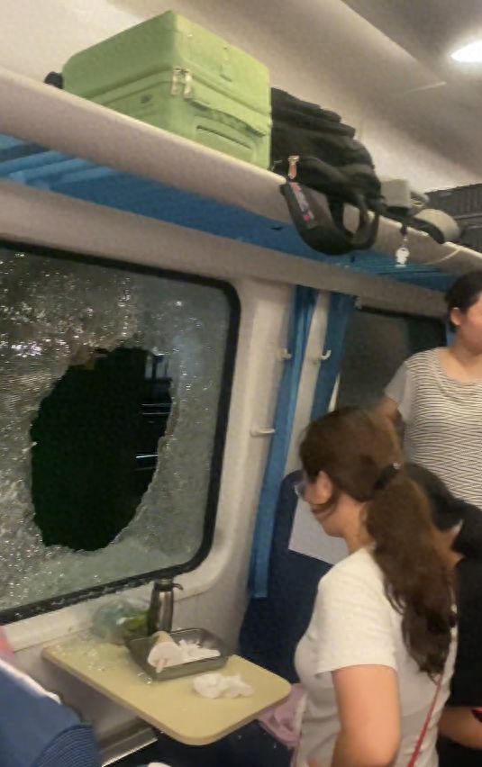 乘客晕倒后有人砸窗自救；西宁曹家堡机场：正介入调查麻将胡了试玩机场摆渡车挤满人疑没开空调闷热难耐女(图4)