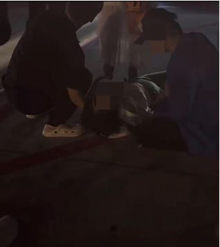 乘客晕倒后有人砸窗自救；西宁曹家堡机场：正介入调查麻将胡了试玩机场摆渡车挤满人疑没开空调闷热难耐女(图3)