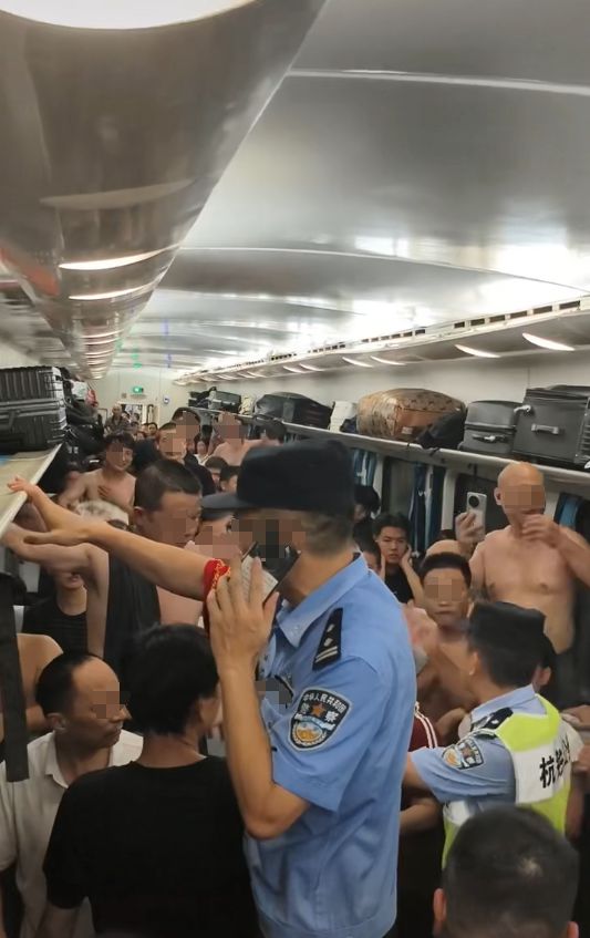 乘客晕倒后有人砸窗自救；西宁曹家堡机场：正介入调查麻将胡了试玩机场摆渡车挤满人疑没开空调闷热难耐女(图5)