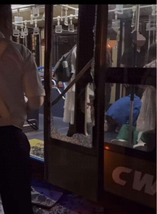 乘客晕倒后有人砸窗自救；西宁曹家堡机场：正介入调查麻将胡了试玩机场摆渡车挤满人疑没开空调闷热难耐女(图7)